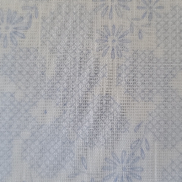 New Vintage floral needlepoint table cloth - Picture 5 of 10